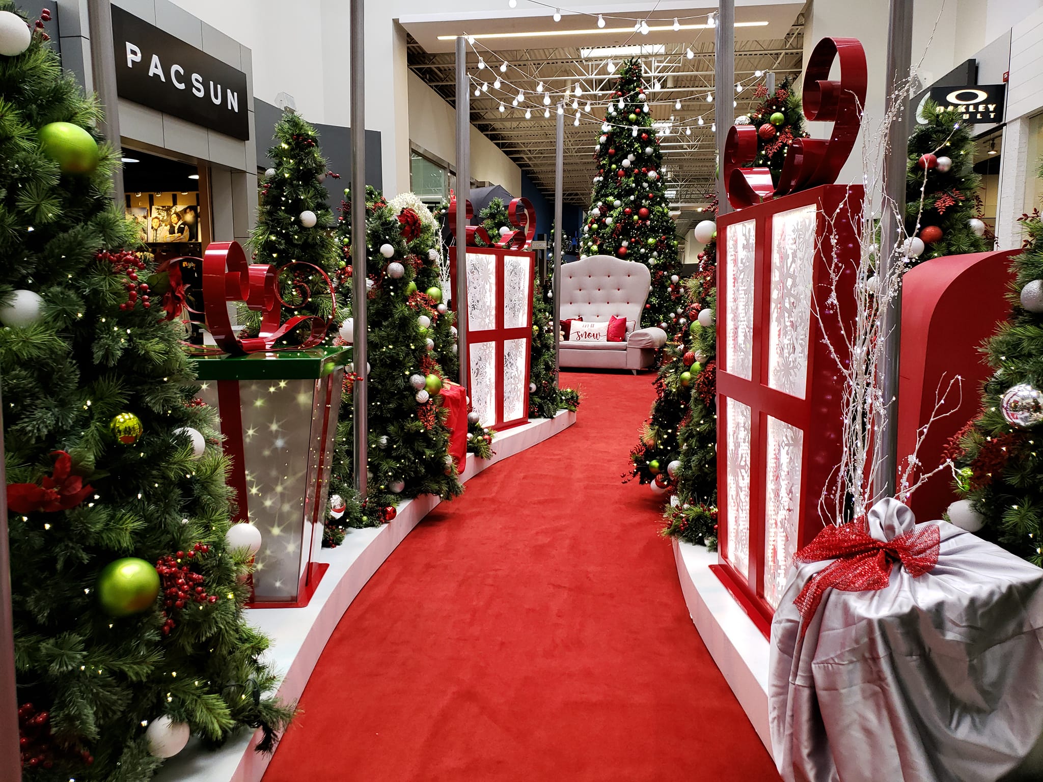 Santa Returns to Katy Mills for the Holidays